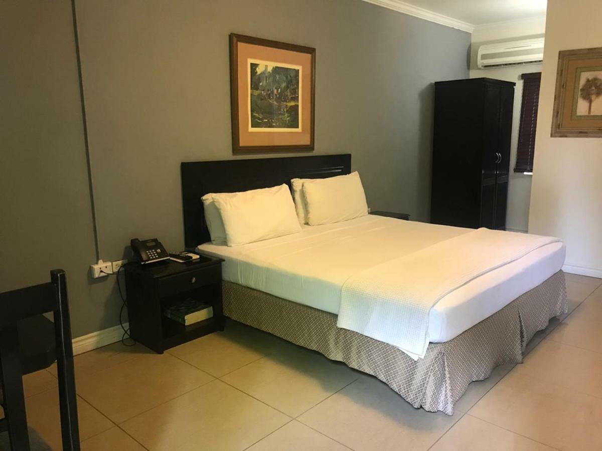 Palms Hotel Trinidad Arouca Buitenkant foto